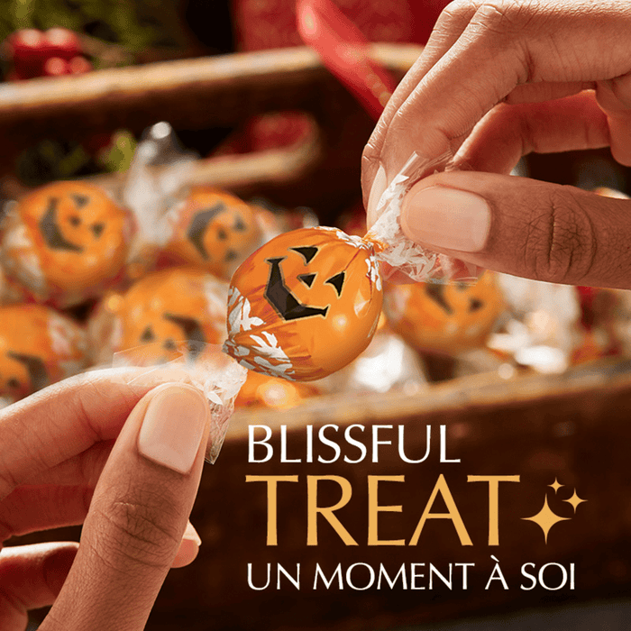 Lindt LINDOR Pumpkin Milk Chocolate Truffles Bag, 150g