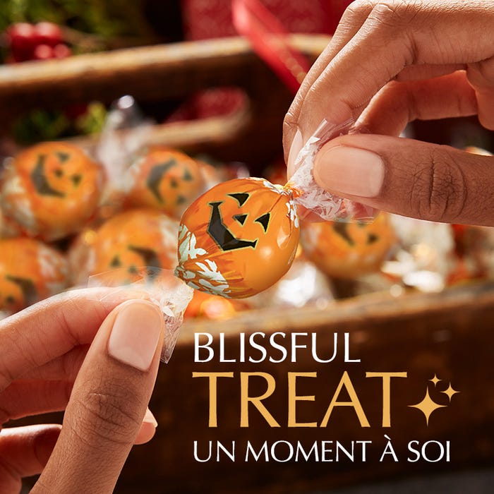 Lindt LINDOR Pumpkin Milk Chocolate Truffles Bag, 150g